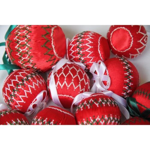 Grandes boules de Noël rouges.