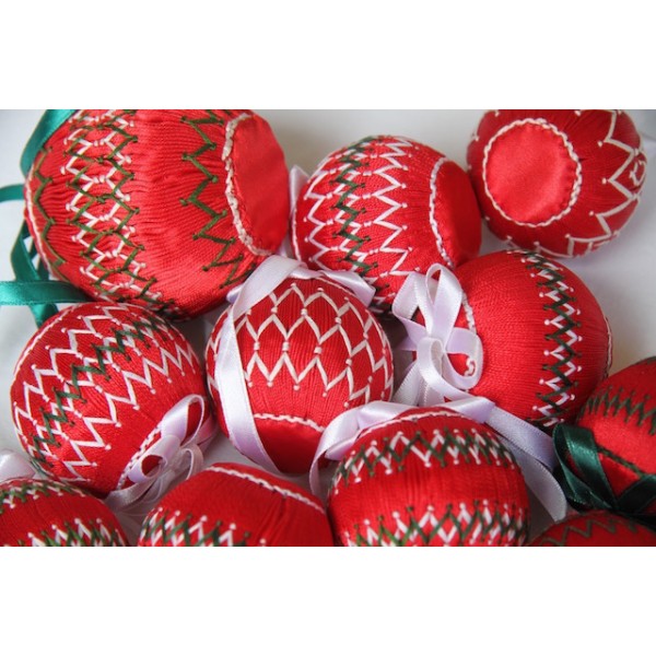 Petites boules de Noël rouges.